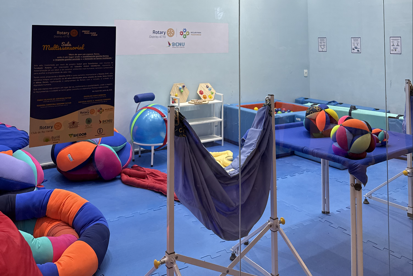 Sala multissensorial completa com equipamentos de acolhimento sensorial, bolas terapêuticas e rede de descanso