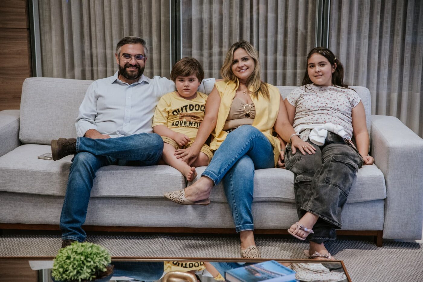 Fábio Fayad no sofá com Isadora, Fábio Filho e Anna Flávia