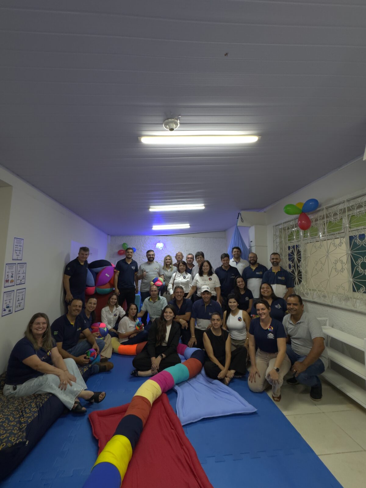 Equipe de voluntários reunida em uma sala multissensorial entregue pelo projeto
