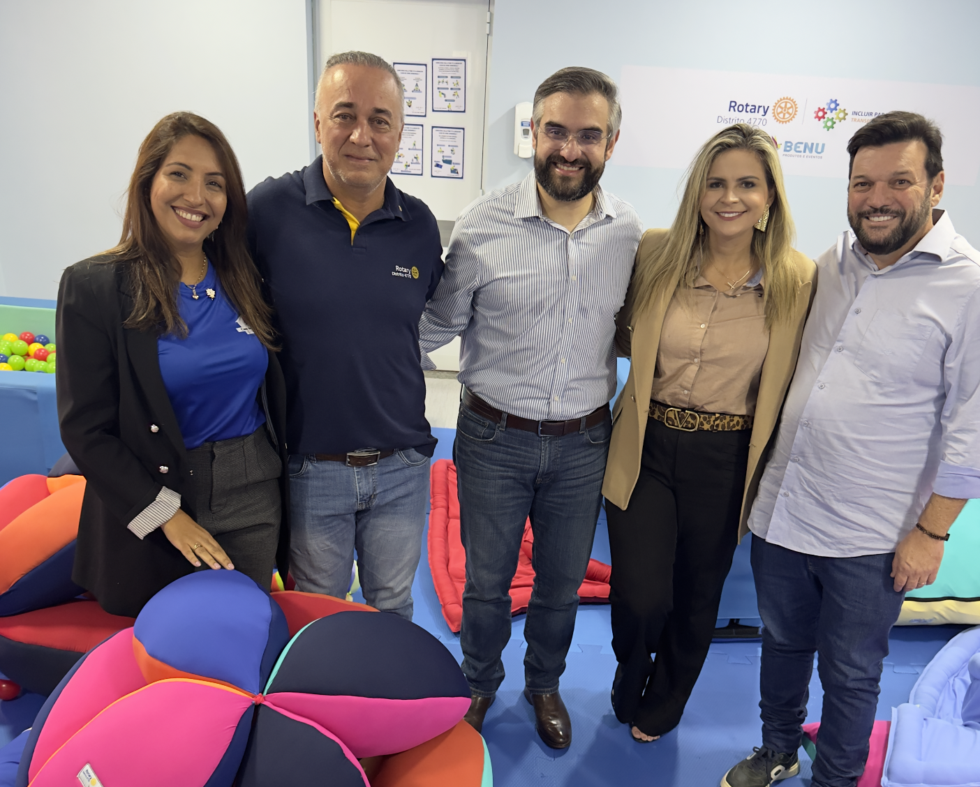 Fábio Fayad com parceiros e equipe na sala multissensorial de Rio Verde